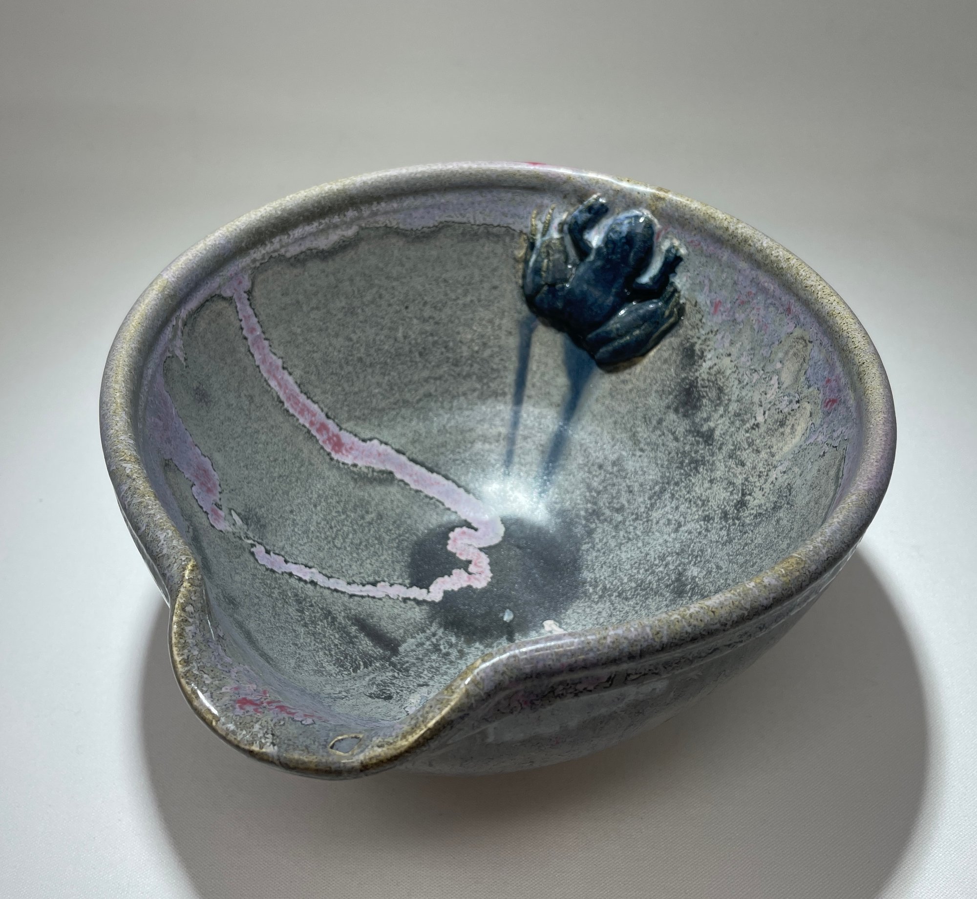 Serving bowl with frog motif